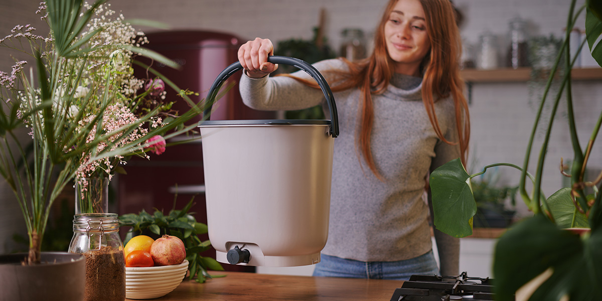 Prevent a smelly food waste bin with a proper indoor composter